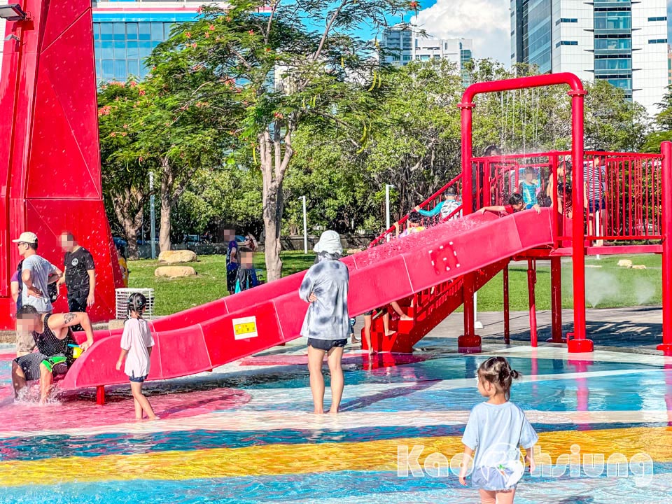 高雄前鎮景點〡星光水岸公園〡夏日限定玩水樂園, 六大戲水遊具免費玩, 酷炫吊臂造型灑水器, 海洋意象水池彩繪