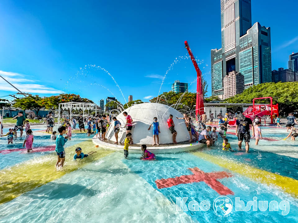 高雄前鎮景點〡星光水岸公園〡夏日限定玩水樂園, 六大戲水遊具免費玩, 酷炫吊臂造型灑水器, 海洋意象水池彩繪