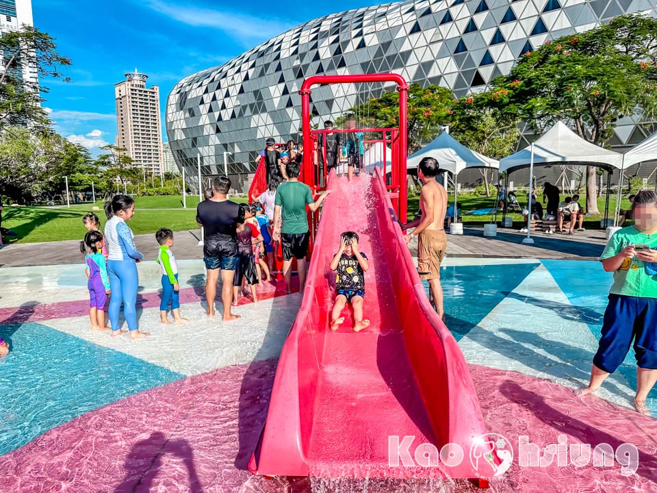 高雄前鎮景點〡星光水岸公園〡夏日限定玩水樂園, 六大戲水遊具免費玩, 酷炫吊臂造型灑水器, 海洋意象水池彩繪