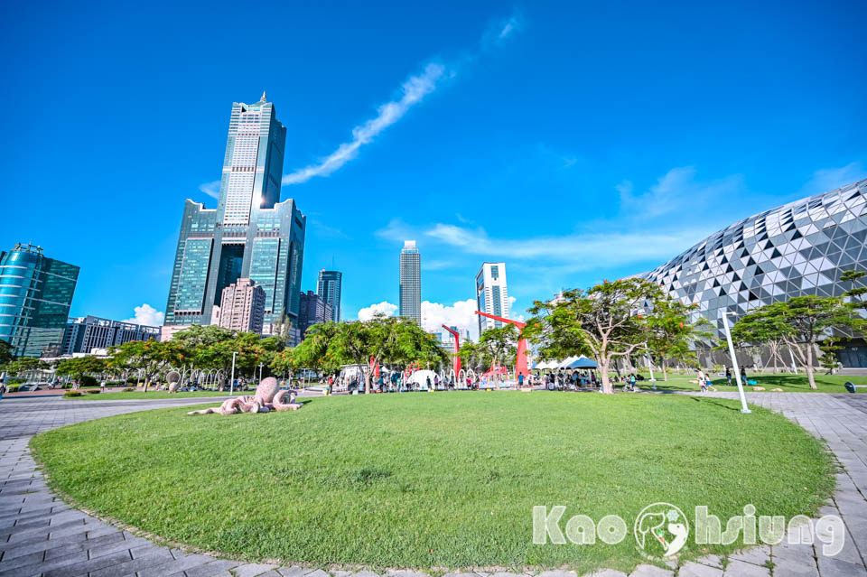 高雄前鎮景點〡星光水岸公園〡夏日限定玩水樂園, 六大戲水遊具免費玩, 酷炫吊臂造型灑水器, 海洋意象水池彩繪