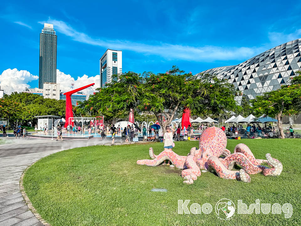 高雄前鎮景點〡星光水岸公園〡夏日限定玩水樂園, 六大戲水遊具免費玩, 酷炫吊臂造型灑水器, 海洋意象水池彩繪