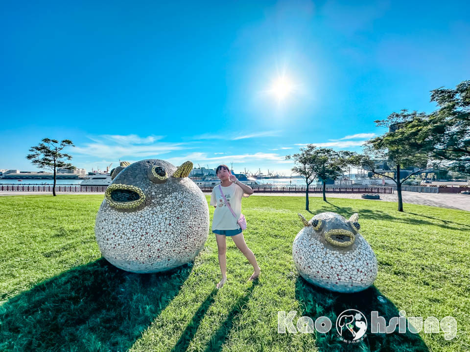 高雄前鎮景點〡星光水岸公園〡夏日限定玩水樂園, 六大戲水遊具免費玩, 酷炫吊臂造型灑水器, 海洋意象水池彩繪