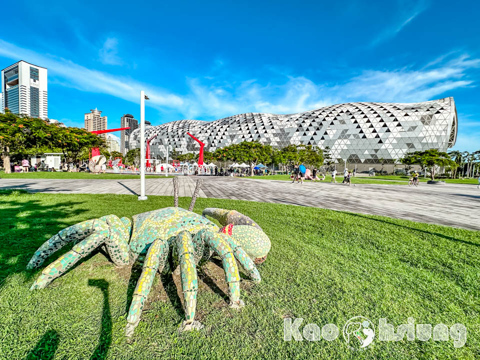 高雄前鎮景點〡星光水岸公園〡夏日限定玩水樂園, 六大戲水遊具免費玩, 酷炫吊臂造型灑水器, 海洋意象水池彩繪