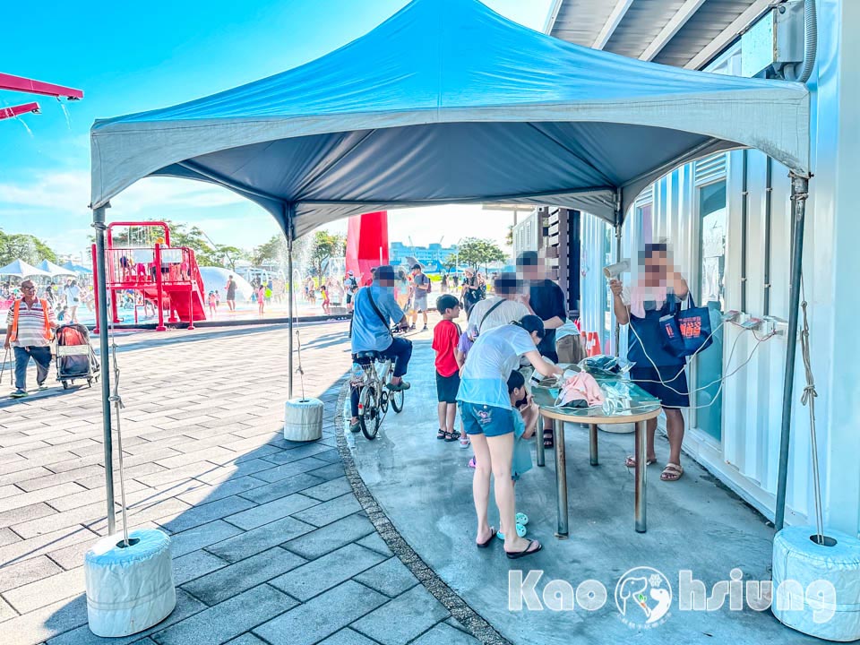 高雄前鎮景點〡星光水岸公園〡夏日限定玩水樂園, 六大戲水遊具免費玩, 酷炫吊臂造型灑水器, 海洋意象水池彩繪