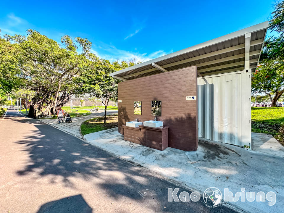 高雄前鎮景點〡星光水岸公園〡夏日限定玩水樂園, 六大戲水遊具免費玩, 酷炫吊臂造型灑水器, 海洋意象水池彩繪