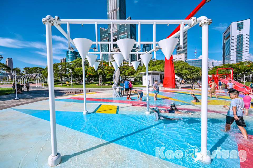 高雄前鎮景點〡星光水岸公園〡夏日限定玩水樂園, 六大戲水遊具免費玩, 酷炫吊臂造型灑水器, 海洋意象水池彩繪