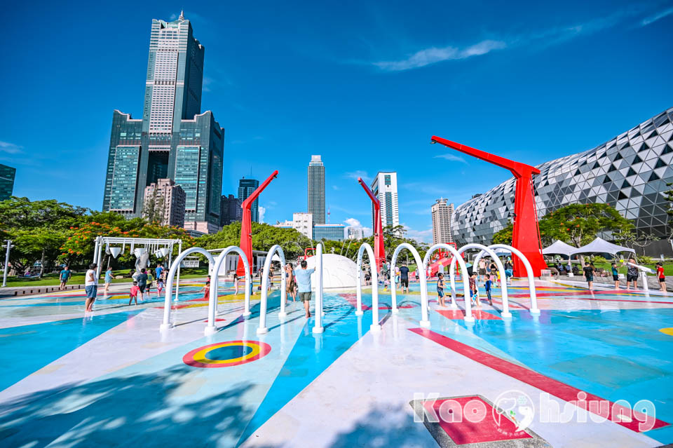 高雄前鎮景點〡星光水岸公園〡夏日限定玩水樂園, 六大戲水遊具免費玩, 酷炫吊臂造型灑水器, 海洋意象水池彩繪