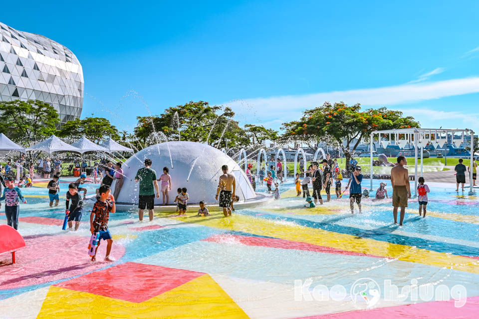 高雄前鎮景點〡星光水岸公園〡夏日限定玩水樂園, 六大戲水遊具免費玩, 酷炫吊臂造型灑水器, 海洋意象水池彩繪