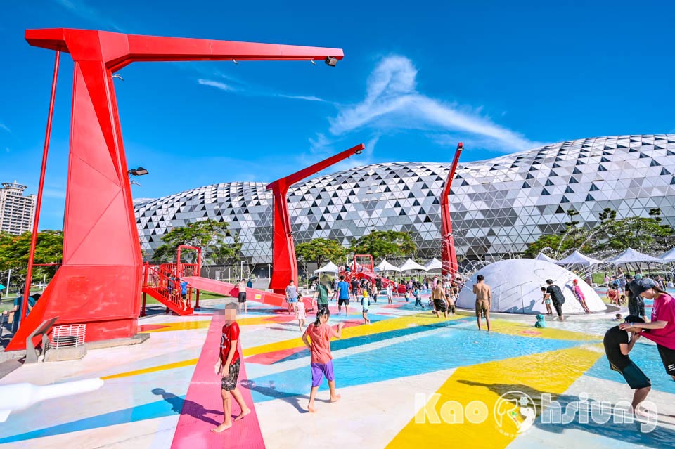 高雄前鎮景點〡星光水岸公園〡夏日限定玩水樂園, 六大戲水遊具免費玩, 酷炫吊臂造型灑水器, 海洋意象水池彩繪