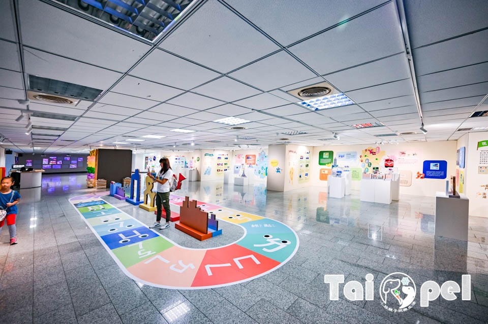 台北中正景點〡郵政博物館本館〡銅板價室內親子景點, 創意特展好玩又好拍, 郵票世界追追追, 兒童郵園真有趣, 郵鴿鎮巡禮玩遊戲, 集郵迷的小天地