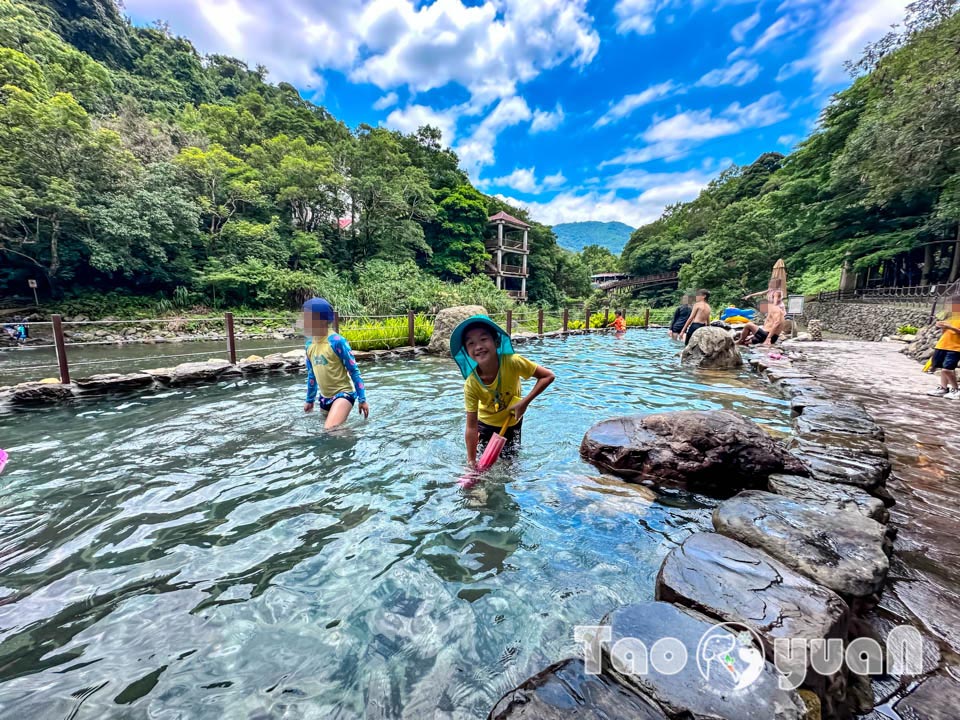 桃園復興景點∣小烏來風景特定區∣宇內溪戲水區, 夏日限定合法開放溪流戲水區, 救生員溪邊駐守看顧, 銅板價一票三玩, 順遊天空步道與天空繩橋