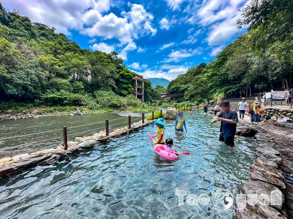 桃園復興景點∣小烏來風景特定區∣宇內溪戲水區, 夏日限定合法開放溪流戲水區, 救生員溪邊駐守看顧, 銅板價一票三玩, 順遊天空步道與天空繩橋