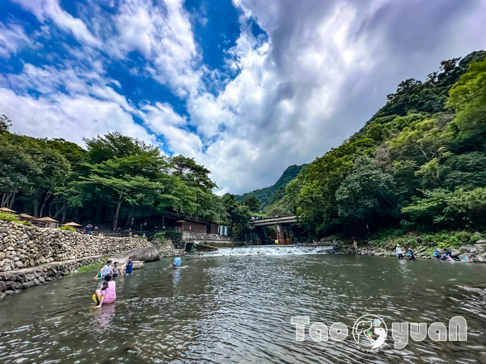 桃園復興景點∣小烏來風景特定區∣宇內溪戲水區, 夏日限定合法開放溪流戲水區, 救生員溪邊駐守看顧, 銅板價一票三玩, 順遊天空步道與天空繩橋