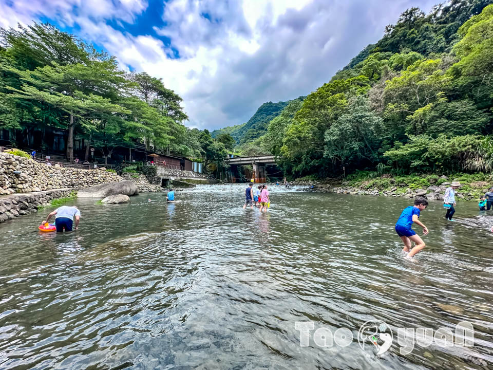 桃園復興景點∣小烏來風景特定區∣宇內溪戲水區, 夏日限定合法開放溪流戲水區, 救生員溪邊駐守看顧, 銅板價一票三玩, 順遊天空步道與天空繩橋