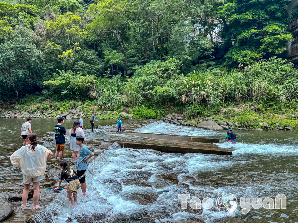 桃園復興景點∣小烏來風景特定區∣宇內溪戲水區, 夏日限定合法開放溪流戲水區, 救生員溪邊駐守看顧, 銅板價一票三玩, 順遊天空步道與天空繩橋