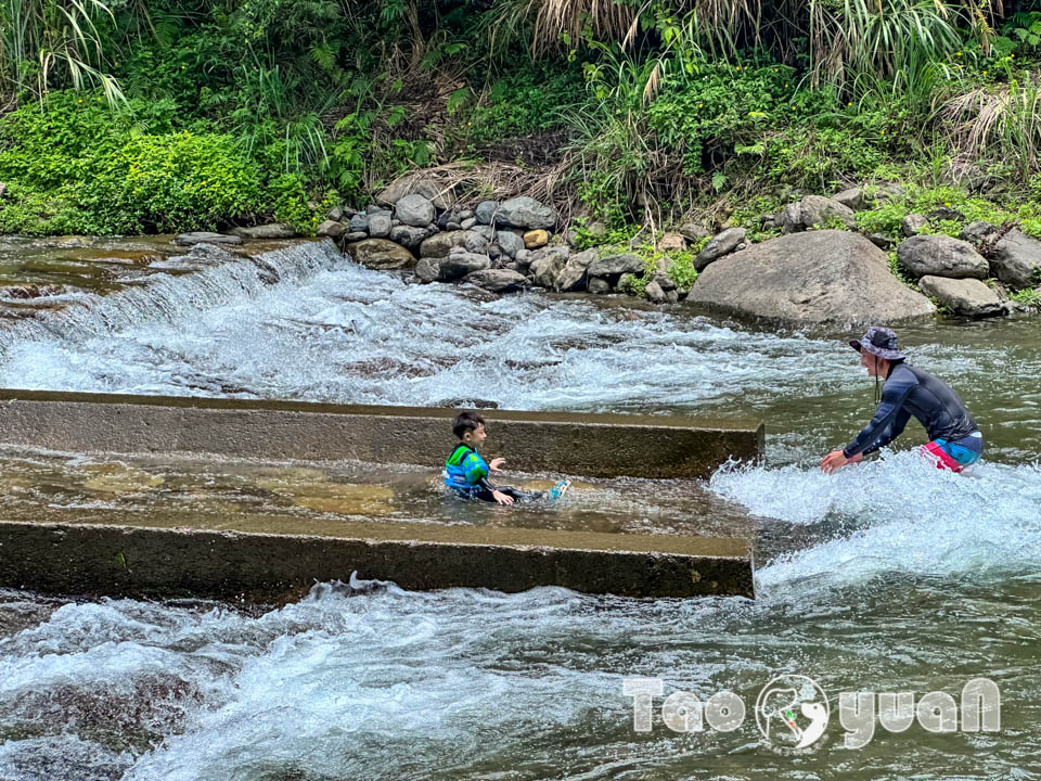 桃園復興景點∣小烏來風景特定區∣宇內溪戲水區, 夏日限定合法開放溪流戲水區, 救生員溪邊駐守看顧, 銅板價一票三玩, 順遊天空步道與天空繩橋