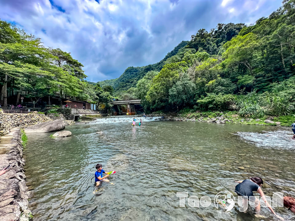 桃園復興景點∣小烏來風景特定區∣宇內溪戲水區, 夏日限定合法開放溪流戲水區, 救生員溪邊駐守看顧, 銅板價一票三玩, 順遊天空步道與天空繩橋