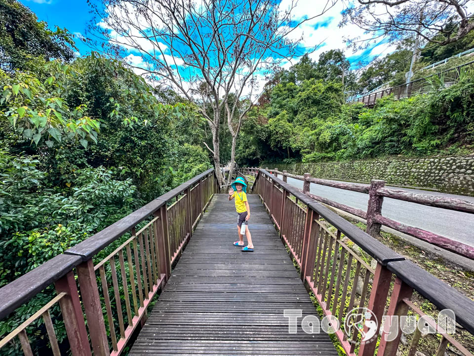 桃園復興景點∣小烏來風景特定區∣宇內溪戲水區, 夏日限定合法開放溪流戲水區, 救生員溪邊駐守看顧, 銅板價一票三玩, 順遊天空步道與天空繩橋