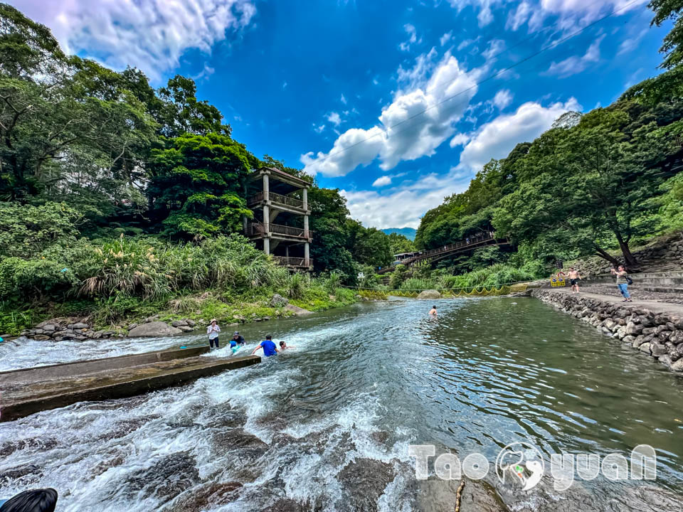 桃園復興景點∣小烏來風景特定區∣宇內溪戲水區, 夏日限定合法開放溪流戲水區, 救生員溪邊駐守看顧, 銅板價一票三玩, 順遊天空步道與天空繩橋