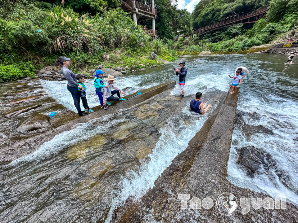 桃園復興景點∣小烏來風景特定區∣宇內溪戲水區, 夏日限定合法開放溪流戲水區, 救生員溪邊駐守看顧, 銅板價一票三玩, 順遊天空步道與天空繩橋