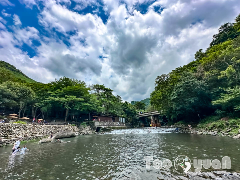 桃園復興景點∣小烏來風景特定區∣宇內溪戲水區, 夏日限定合法開放溪流戲水區, 救生員溪邊駐守看顧, 銅板價一票三玩, 順遊天空步道與天空繩橋