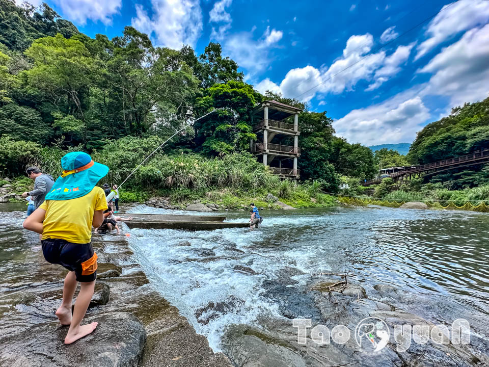 桃園復興景點∣小烏來風景特定區∣宇內溪戲水區, 夏日限定合法開放溪流戲水區, 救生員溪邊駐守看顧, 銅板價一票三玩, 順遊天空步道與天空繩橋