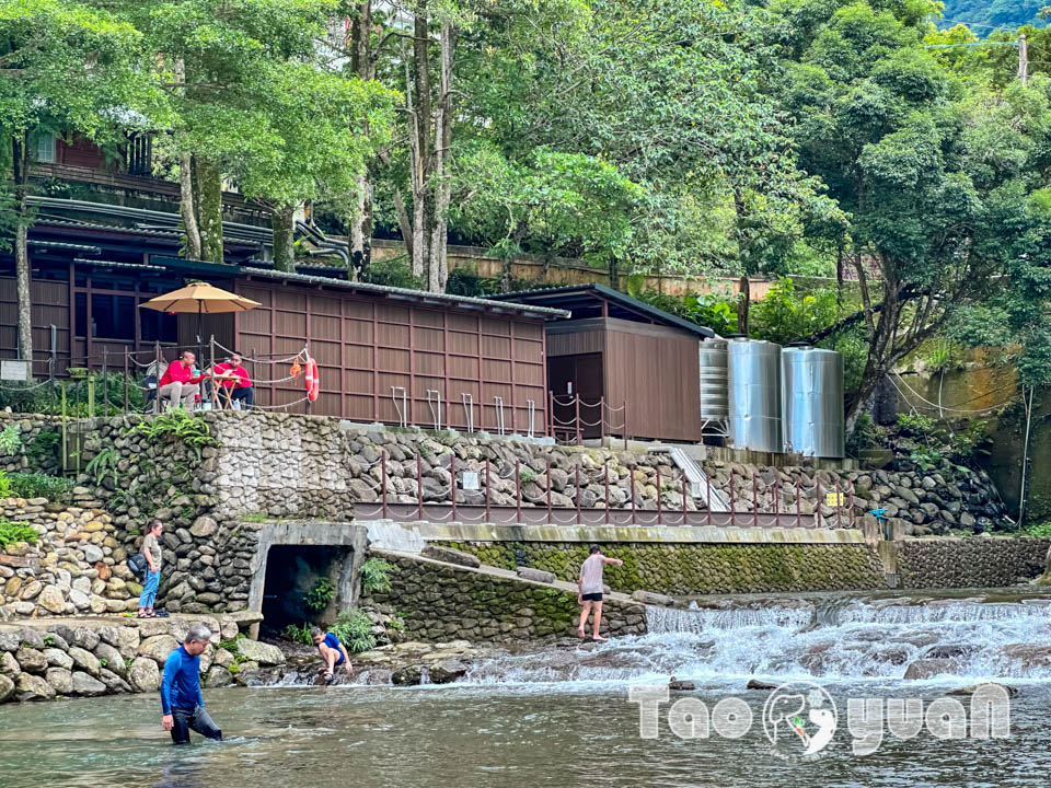 桃園復興景點∣小烏來風景特定區∣宇內溪戲水區, 夏日限定合法開放溪流戲水區, 救生員溪邊駐守看顧, 銅板價一票三玩, 順遊天空步道與天空繩橋