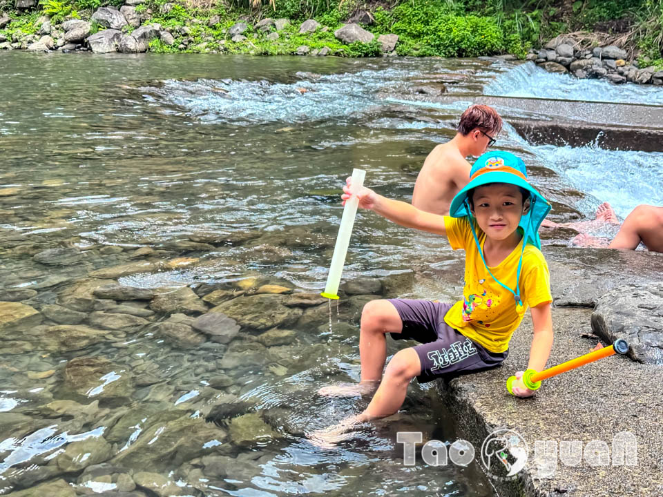 桃園復興景點∣小烏來風景特定區∣宇內溪戲水區, 夏日限定合法開放溪流戲水區, 救生員溪邊駐守看顧, 銅板價一票三玩, 順遊天空步道與天空繩橋