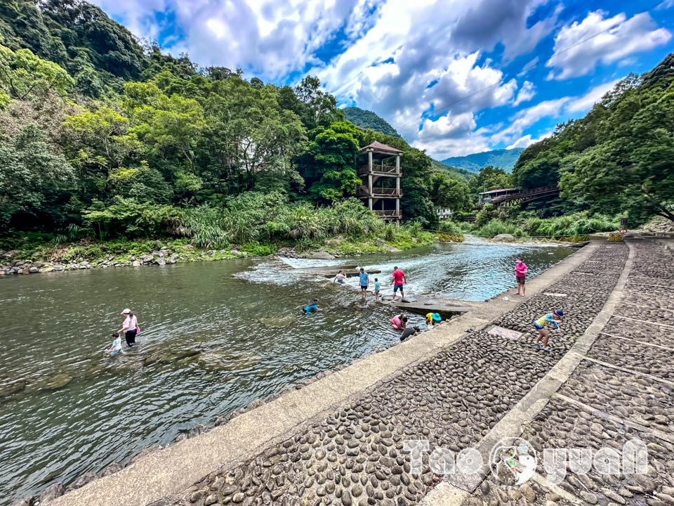 桃園復興景點∣小烏來風景特定區∣宇內溪戲水區, 夏日限定合法開放溪流戲水區, 救生員溪邊駐守看顧, 銅板價一票三玩, 順遊天空步道與天空繩橋