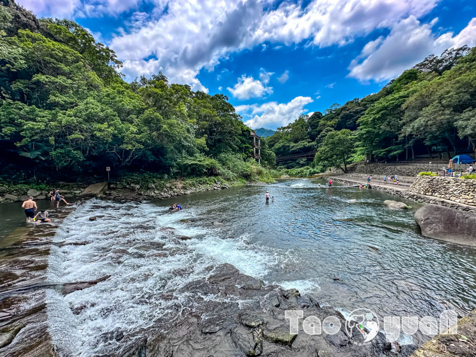 桃園復興景點∣小烏來風景特定區∣宇內溪戲水區, 夏日限定合法開放溪流戲水區, 救生員溪邊駐守看顧, 銅板價一票三玩, 順遊天空步道與天空繩橋