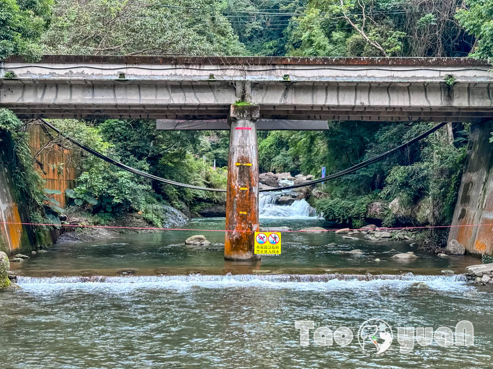 桃園復興景點∣小烏來風景特定區∣宇內溪戲水區, 夏日限定合法開放溪流戲水區, 救生員溪邊駐守看顧, 銅板價一票三玩, 順遊天空步道與天空繩橋