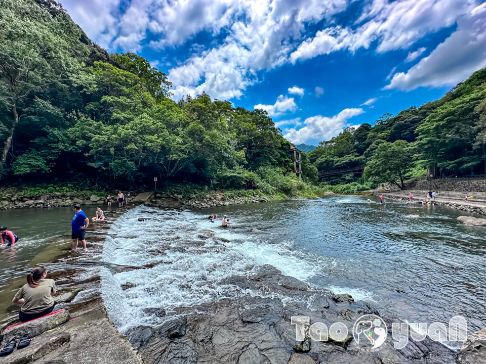 桃園復興景點∣小烏來風景特定區∣宇內溪戲水區, 夏日限定合法開放溪流戲水區, 救生員溪邊駐守看顧, 銅板價一票三玩, 順遊天空步道與天空繩橋