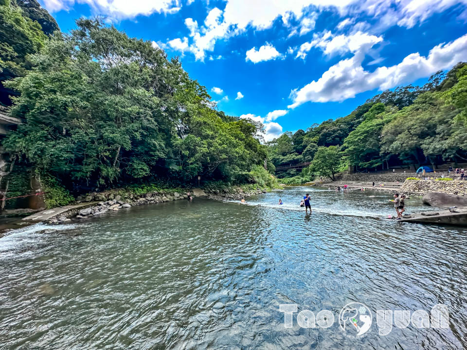 桃園復興景點∣小烏來風景特定區∣宇內溪戲水區, 夏日限定合法開放溪流戲水區, 救生員溪邊駐守看顧, 銅板價一票三玩, 順遊天空步道與天空繩橋