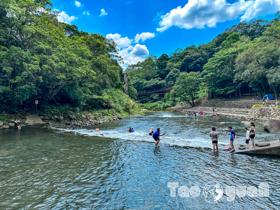 桃園復興景點∣小烏來風景特定區∣宇內溪戲水區, 夏日限定合法開放溪流戲水區, 救生員溪邊駐守看顧, 銅板價一票三玩, 順遊天空步道與天空繩橋