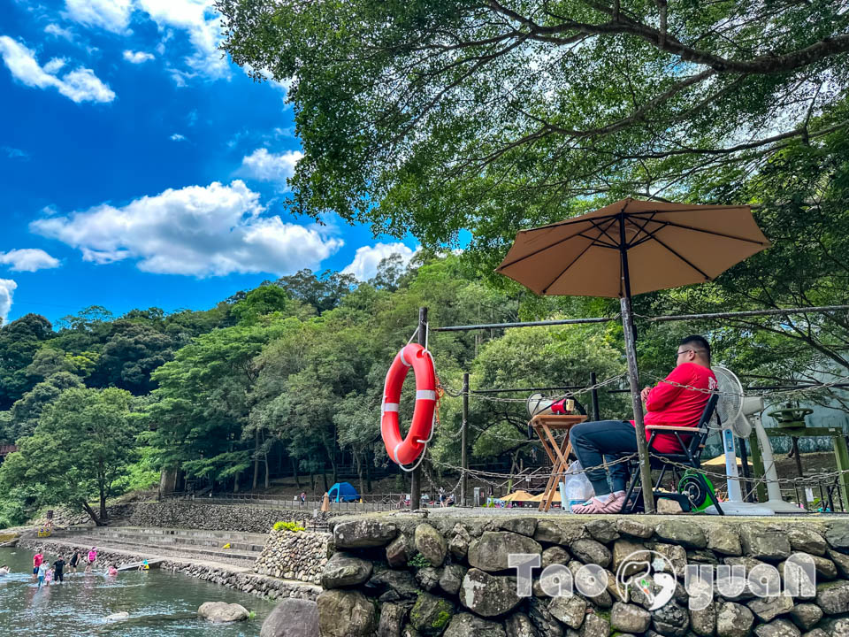 桃園復興景點∣小烏來風景特定區∣宇內溪戲水區, 夏日限定合法開放溪流戲水區, 救生員溪邊駐守看顧, 銅板價一票三玩, 順遊天空步道與天空繩橋