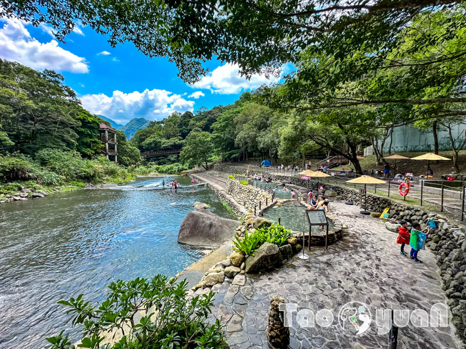 桃園復興景點∣小烏來風景特定區∣宇內溪戲水區, 夏日限定合法開放溪流戲水區, 救生員溪邊駐守看顧, 銅板價一票三玩, 順遊天空步道與天空繩橋