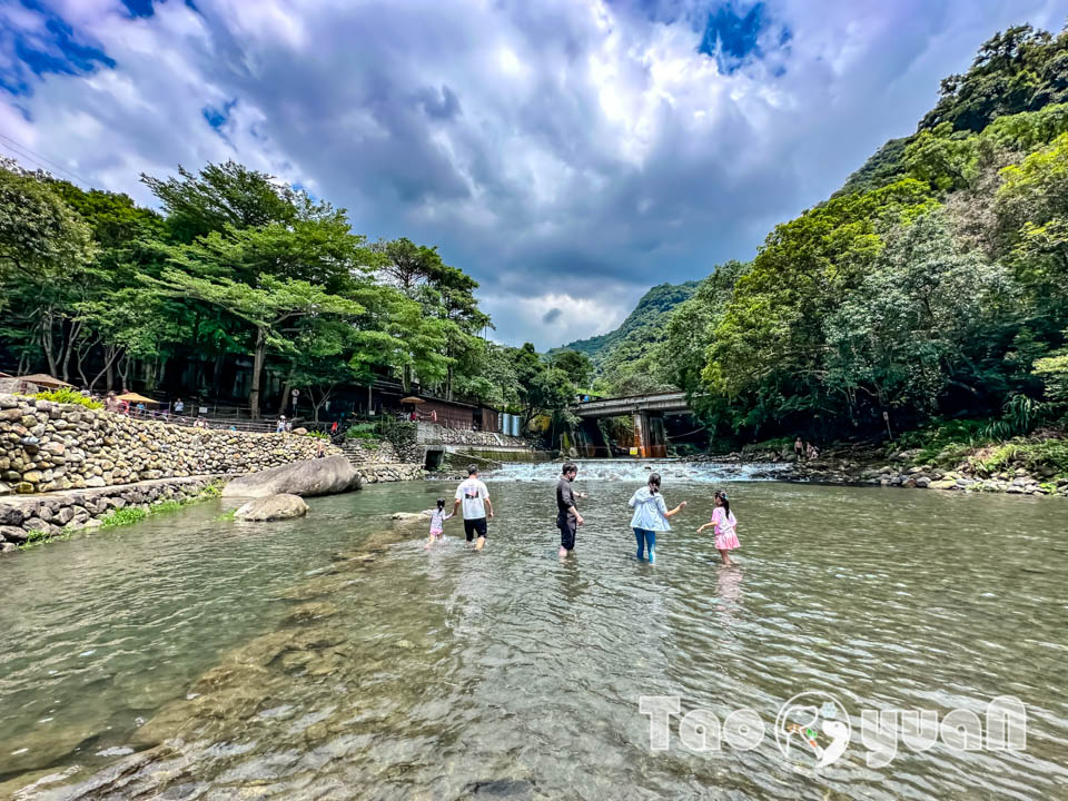 桃園復興景點∣小烏來風景特定區∣宇內溪戲水區, 夏日限定合法開放溪流戲水區, 救生員溪邊駐守看顧, 銅板價一票三玩, 順遊天空步道與天空繩橋