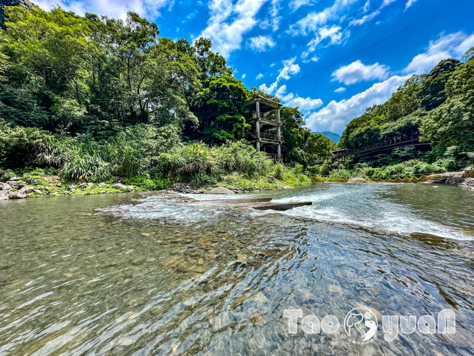 桃園復興景點∣小烏來風景特定區∣宇內溪戲水區, 夏日限定合法開放溪流戲水區, 救生員溪邊駐守看顧, 銅板價一票三玩, 順遊天空步道與天空繩橋