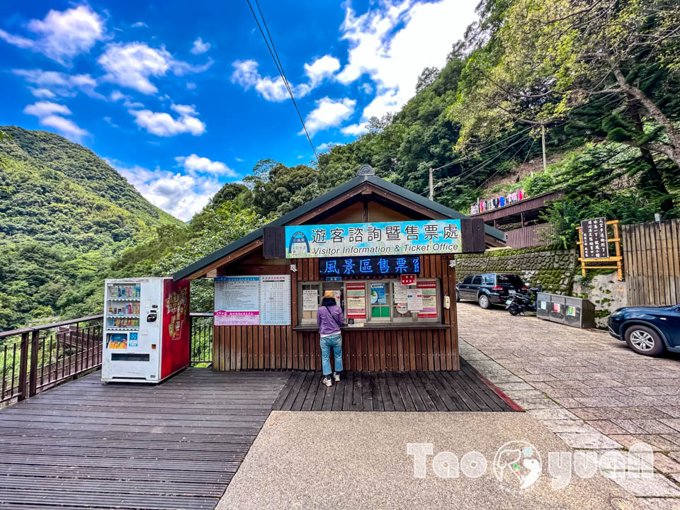 桃園復興景點∣小烏來風景特定區∣宇內溪戲水區, 夏日限定合法開放溪流戲水區, 救生員溪邊駐守看顧, 銅板價一票三玩, 順遊天空步道與天空繩橋