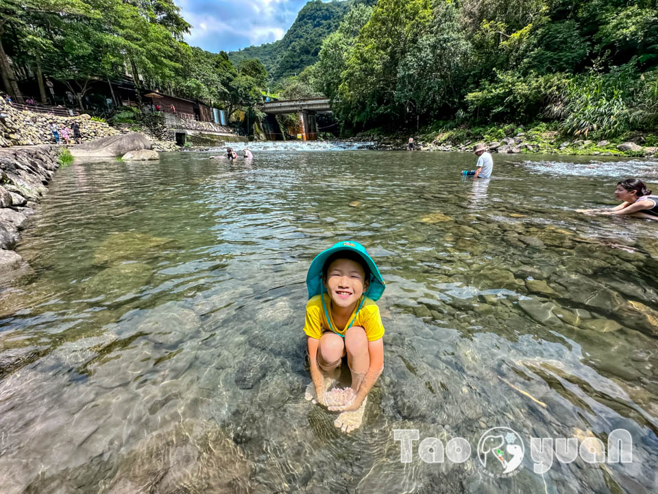 桃園復興景點∣小烏來風景特定區∣宇內溪戲水區, 夏日限定合法開放溪流戲水區, 救生員溪邊駐守看顧, 銅板價一票三玩, 順遊天空步道與天空繩橋