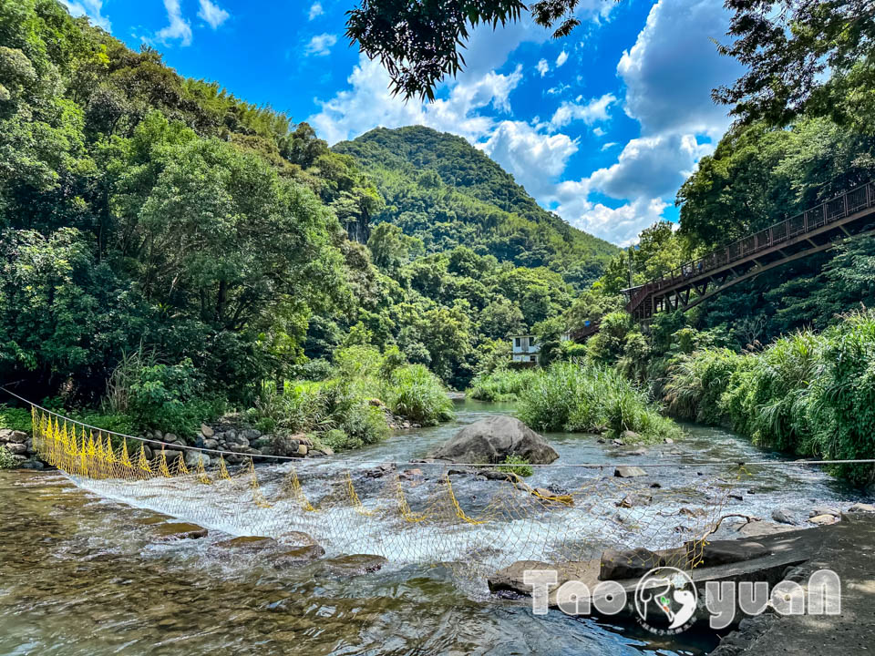 桃園復興景點∣小烏來風景特定區∣宇內溪戲水區, 夏日限定合法開放溪流戲水區, 救生員溪邊駐守看顧, 銅板價一票三玩, 順遊天空步道與天空繩橋