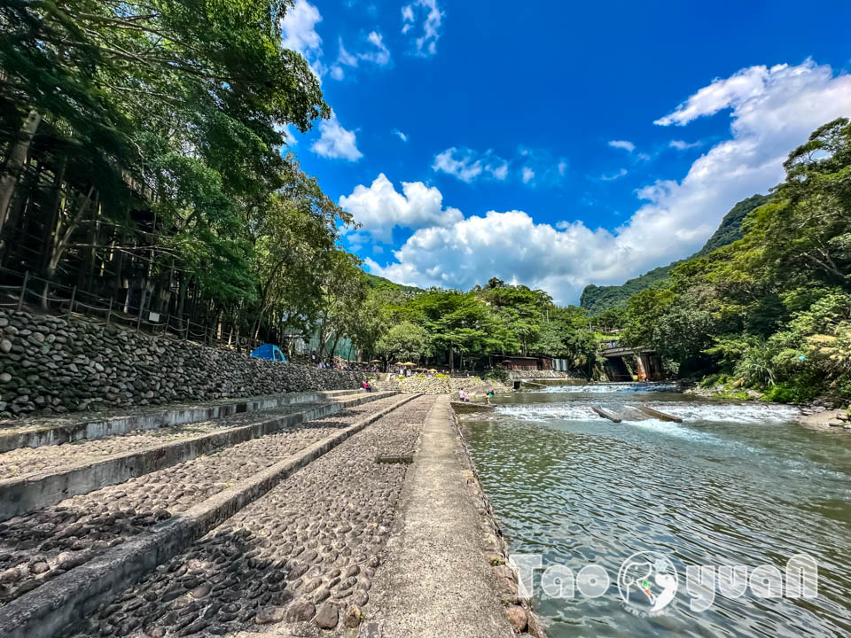 桃園復興景點∣小烏來風景特定區∣宇內溪戲水區, 夏日限定合法開放溪流戲水區, 救生員溪邊駐守看顧, 銅板價一票三玩, 順遊天空步道與天空繩橋