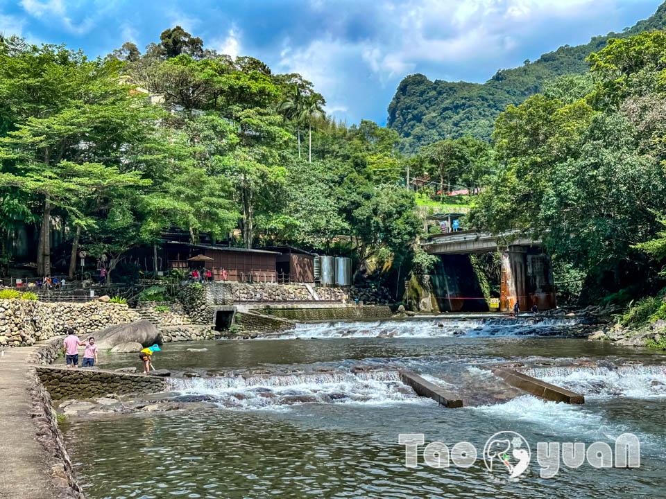 桃園復興景點∣小烏來風景特定區∣宇內溪戲水區, 夏日限定合法開放溪流戲水區, 救生員溪邊駐守看顧, 銅板價一票三玩, 順遊天空步道與天空繩橋