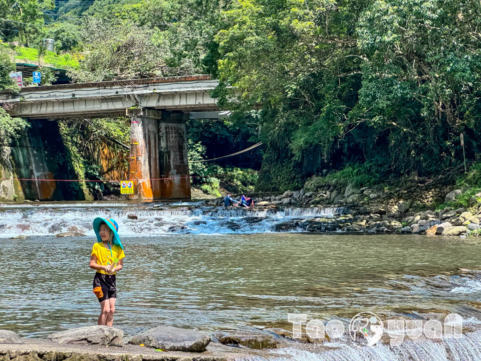 桃園復興景點∣小烏來風景特定區∣宇內溪戲水區, 夏日限定合法開放溪流戲水區, 救生員溪邊駐守看顧, 銅板價一票三玩, 順遊天空步道與天空繩橋