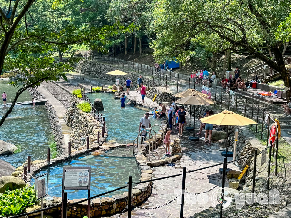 桃園復興景點∣小烏來風景特定區∣宇內溪戲水區, 夏日限定合法開放溪流戲水區, 救生員溪邊駐守看顧, 銅板價一票三玩, 順遊天空步道與天空繩橋