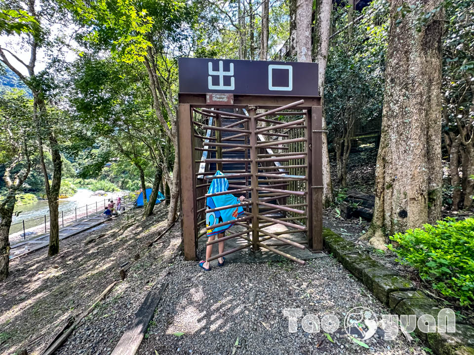 桃園復興景點∣小烏來風景特定區∣宇內溪戲水區, 夏日限定合法開放溪流戲水區, 救生員溪邊駐守看顧, 銅板價一票三玩, 順遊天空步道與天空繩橋