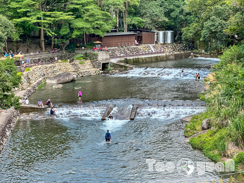 桃園復興景點∣小烏來風景特定區∣宇內溪戲水區, 夏日限定合法開放溪流戲水區, 救生員溪邊駐守看顧, 銅板價一票三玩, 順遊天空步道與天空繩橋