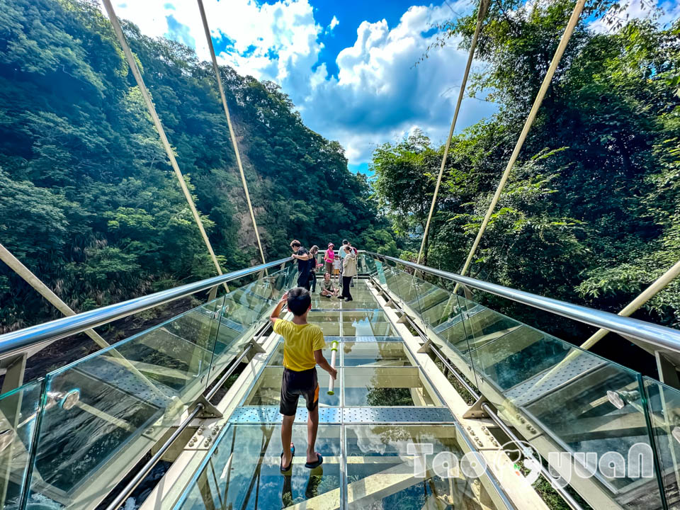 桃園復興景點∣小烏來風景特定區∣宇內溪戲水區, 夏日限定合法開放溪流戲水區, 救生員溪邊駐守看顧, 銅板價一票三玩, 順遊天空步道與天空繩橋