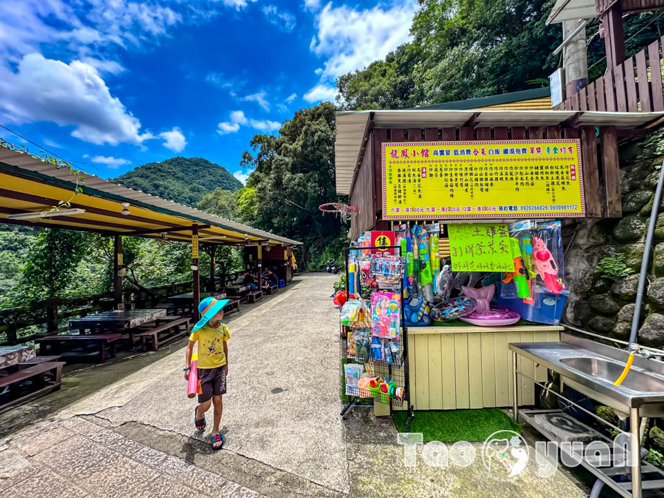 桃園復興景點∣小烏來風景特定區∣宇內溪戲水區, 夏日限定合法開放溪流戲水區, 救生員溪邊駐守看顧, 銅板價一票三玩, 順遊天空步道與天空繩橋