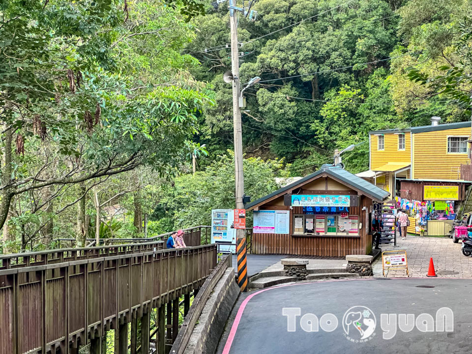 桃園復興景點∣小烏來風景特定區∣宇內溪戲水區, 夏日限定合法開放溪流戲水區, 救生員溪邊駐守看顧, 銅板價一票三玩, 順遊天空步道與天空繩橋